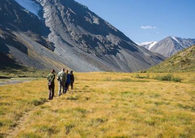 Tourists on their way - our adventure tour to Altai